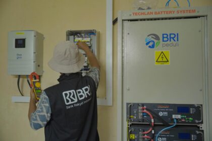 Melalui program Corporate Social Responsibility (CSR) BRI Peduli, Perseroan menyalurkan bantuan Pembangkit Listrik Tenaga Surya (PLTS) berkapasitas 17,4 kWp yang dilengkapi Battery Energy Storage System (BESS) berkapasitas 43,2 kWh di Desa Bojong, Kecamatan Rongga, Kabupaten Bandung Barat. Foto: Dok BRI