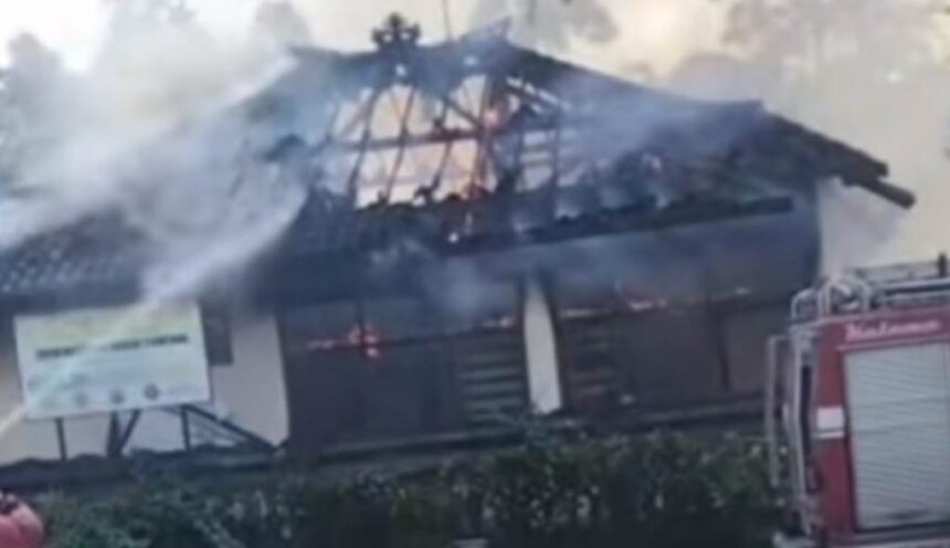 Api menghanguskan ruang kepala sekolah, ruang arsip, ruang UKS, hingga dapur SDN 2 Batuan. Foto: TikTok @wahyu.widyanatha