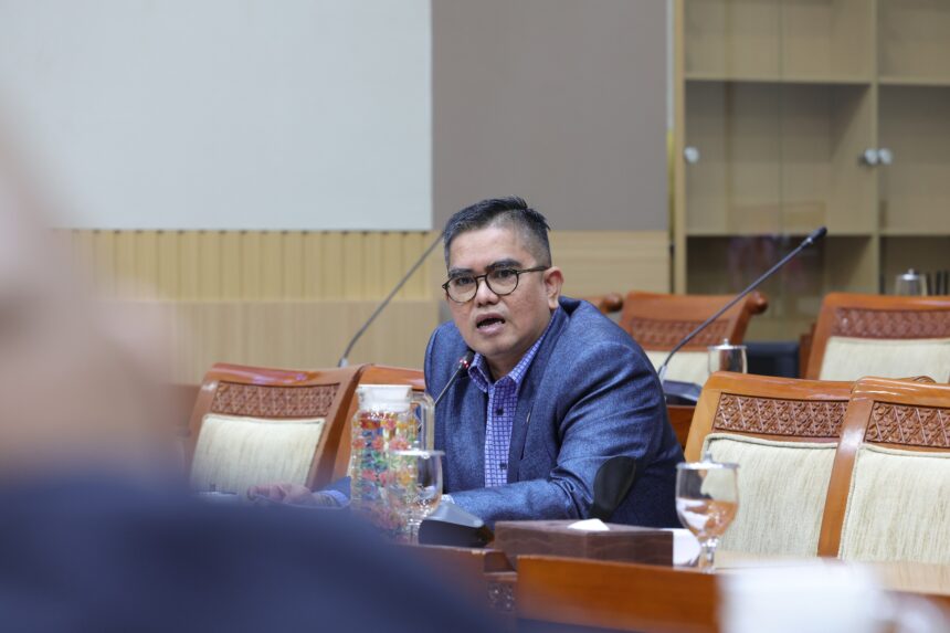 Anggota Komisi III DPR RI Nasyirul Falah Amru saat mengikuti Rapat Dengar Pendapat Umum RDPU bersa20260712090534