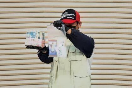 Penyidik saat memamerkan barang bukti terkait kasus dugaan suap yang menjerat Bupati Langkat. Foto: Yudha Krastawan/ipol.id
