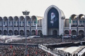 Kerumunan massa untuk menghadiri rangkaian upacara pemakaman Ayatollah Ali Khamenei. Foto: Mohammad Ali Jalali