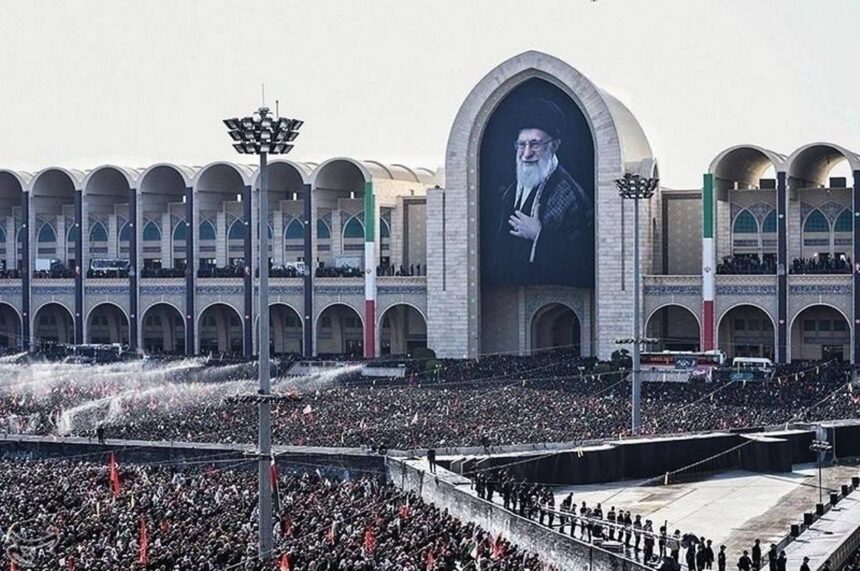 Kerumunan massa untuk menghadiri rangkaian upacara pemakaman Ayatollah Ali Khamenei. Foto: Mohammad Ali Jalali