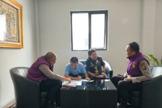 Petugas Polda Metro Jaya bersama Polres Metro Jakarta Pusat saat memberikan pendampingan psikologis dan pemeriksaan kesehatan kepada tiga korban dugaan penyekapan di Jakarta Pusat. Foto: Bid Humas Polda Metro Jaya