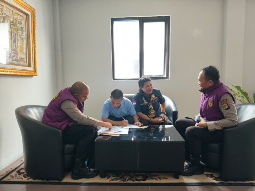 Petugas Polda Metro Jaya bersama Polres Metro Jakarta Pusat saat memberikan pendampingan psikologis dan pemeriksaan kesehatan kepada tiga korban dugaan penyekapan di Jakarta Pusat. Foto: Bid Humas Polda Metro Jaya