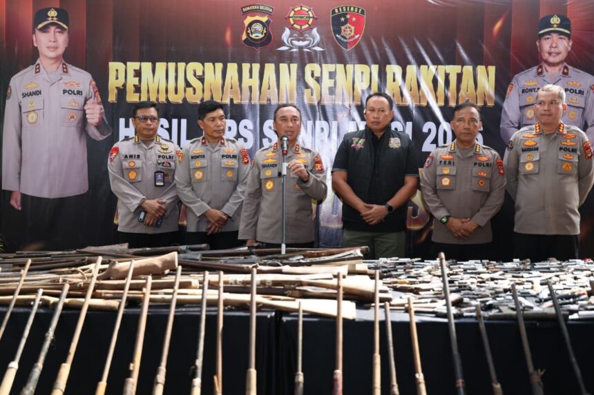 Kapolda Sumsel, Irjen Pol Sandi Nugroho dalam kegiatan pemusnahan ratusan senjata api hasil Ops Senpi Musi 2026. Foto: Bid Humas Polda Sumsel