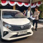 Kasubnit Resmob Polres Metro Jakarta Selatan, Iptu Ahmad Maswan dan Kasi Humas Polres Metro Jakarta Selatan, AKP Joko Adi, menunjukkan barang bukti unit mobil dalam kasus penyekapan dan penganiayaan korban berinisial AR, karyawan padel di Polres Metro Jakarta Selatan, Rabu (8/7/2026) siang. Foto: Joesvicar Iqbal/ipol.id