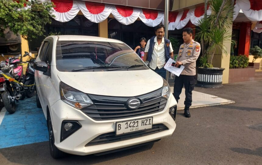 Kasubnit Resmob Polres Metro Jakarta Selatan, Iptu Ahmad Maswan dan Kasi Humas Polres Metro Jakarta Selatan, AKP Joko Adi, menunjukkan barang bukti unit mobil dalam kasus penyekapan dan penganiayaan korban berinisial AR, karyawan padel di Polres Metro Jakarta Selatan, Rabu (8/7/2026) siang. Foto: Joesvicar Iqbal/ipol.id