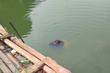 Penampakan mayat ditemukan warga di kali di kawasan Rawa Bambon, RW 04, Kelurahan Kelapa Dua Wetan, Kecamatan Ciracas, Jakarta Timur, Rabu (8/7/2026) siang. Foto: Ist