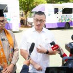 Anggota DPRD DKI Jakarta, Hardiyanto Kenneth bersama Kepala Dinas Ketahanan Pangan, Kelautan, dan Pertanian DKI Jakarta, Hasudungan A Sidabalok, saat peluncuran pelayanan Mobil Klinik Hewan Keliling Jakarta di Ruang Publik Terpadu Ramah Anak (RPTRA) Mustika di Jalan Kerja Bakti, Kelurahan/Kecamatan Kramat Jati, Jakarta Timur, Jumat (10/7/2026). Foto: Ist