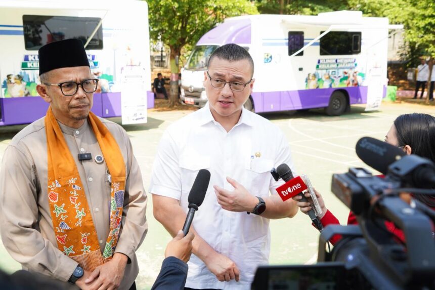 Anggota DPRD DKI Jakarta, Hardiyanto Kenneth bersama Kepala Dinas Ketahanan Pangan, Kelautan, dan Pertanian DKI Jakarta, Hasudungan A Sidabalok, saat peluncuran pelayanan Mobil Klinik Hewan Keliling Jakarta di Ruang Publik Terpadu Ramah Anak (RPTRA) Mustika di Jalan Kerja Bakti, Kelurahan/Kecamatan Kramat Jati, Jakarta Timur, Jumat (10/7/2026). Foto: Ist