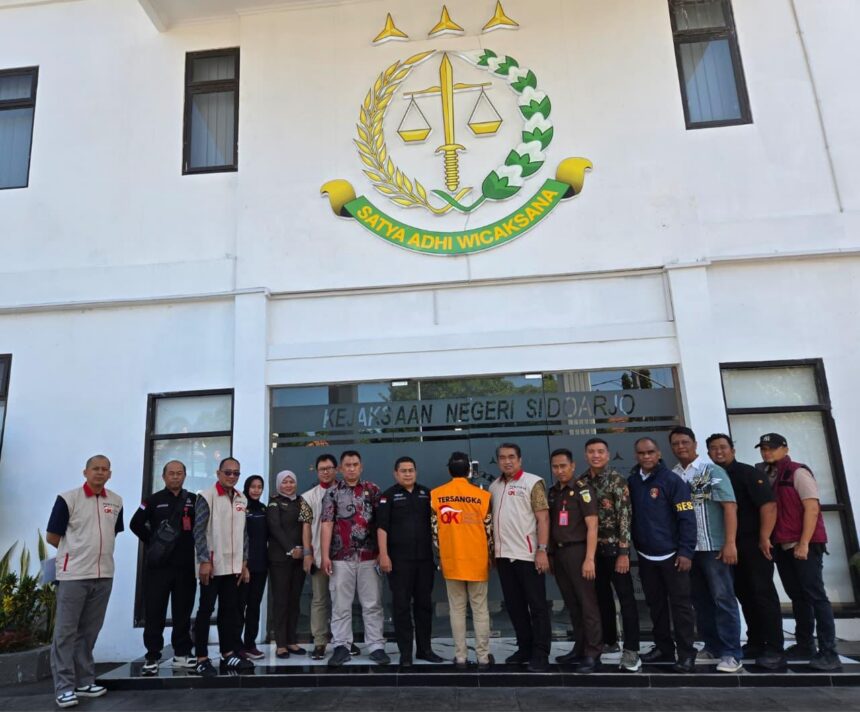 Tim penyidik OJK saat menyerahkan tersangka dan barang bukti perkara tindak pidana perbankan PT BPR Sumber Artha Waru Agung (SAWA), Sidoarjo, Jawa Timur, kepada Jaksa Penuntut Umum Kejaksaan Negeri Sidoarjo, Kamis (9/7/2026). Foto: Dok OJK