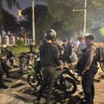 Tim Patroli Gabungan Batalyon B Pelopor Sat Brimob Polda Metro Jaya bersama Perintis Presisi Polres Metro Jakarta Timur saat menjaga keamanan wilayah melalui patroli di wilayah Jakarta Timur, Jumat (17/7) dini hari. Foto: Sat Brimob Polda Metro Jaya