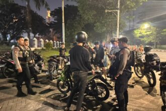 Tim Patroli Gabungan Batalyon B Pelopor Sat Brimob Polda Metro Jaya bersama Perintis Presisi Polres Metro Jakarta Timur saat menjaga keamanan wilayah melalui patroli di wilayah Jakarta Timur, Jumat (17/7) dini hari. Foto: Sat Brimob Polda Metro Jaya