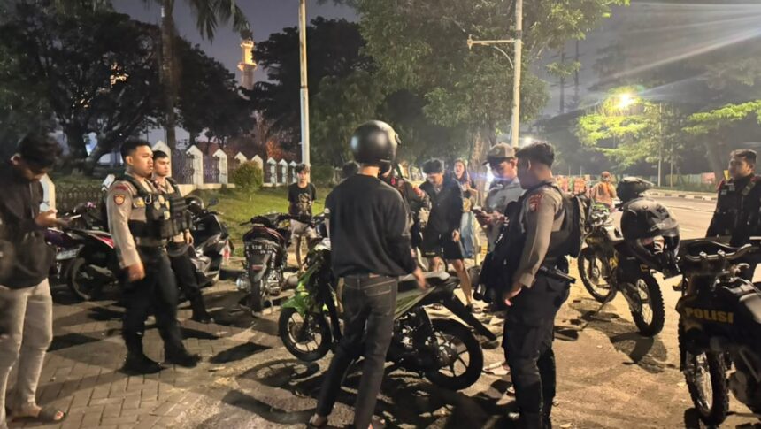 Tim Patroli Gabungan Batalyon B Pelopor Sat Brimob Polda Metro Jaya bersama Perintis Presisi Polres Metro Jakarta Timur saat menjaga keamanan wilayah melalui patroli di wilayah Jakarta Timur, Jumat (17/7) dini hari. Foto: Sat Brimob Polda Metro Jaya