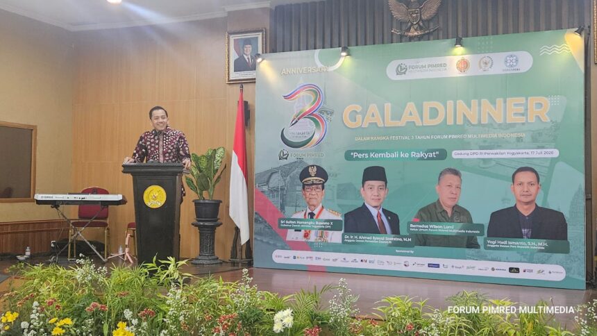 Anggota DPD RI asal Daerah Istimewa Yogyakarta (DIY), Syauqi Soeratno saat memberikan sambutan dalam acara Gala Dinner Hari Ulang Tahun (HUT) ke-3 Forum Pimpinan Redaksi Multimedia Indonesia (FPRMI) yang digelar pada Jumat (17/7/2026). Foto: Forum Pimpinan Redaksi Multimedia Indonesia (FPRMI)