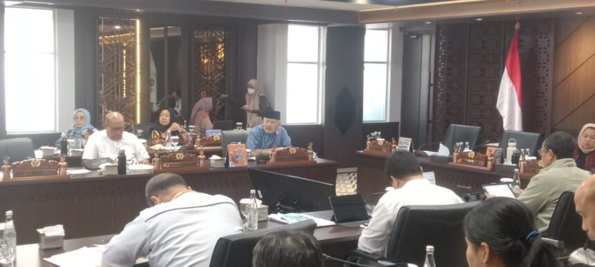 Anggota DPRD DKI Fraksi Demokrat, Ferrial Sofyan. (baju biru). Foto: Sofian Ismanto/ipol.id