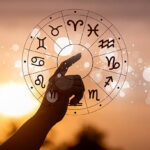 Ilustrasi tanda-tanda zodiak di dalam lingkaran horoskop. Foto: Istock @sarayut
