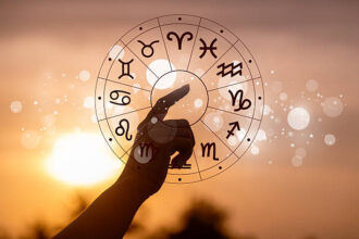 Ilustrasi tanda-tanda zodiak di dalam lingkaran horoskop. Foto: Istock @sarayut