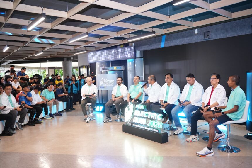 Suasana Press Conference PLN Electric Run 2026 di Kantor PLN Pusat, Jakarta pada Jumat (24/7). Memasuki tahun keempat penyelenggaraan, PLN mengusung tema "Powering Our Green Future" dengan membuka slot bagi 8.000 pelari pada kategori 5K, 10K, dan Half Marathon yang akan digelar pada 8 November 2026 di Bumi Serpong Damai, Tangerang. Foto: Dok PLN