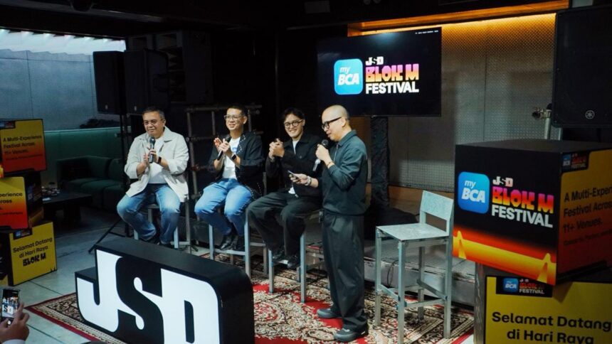 myBCA JSD Blok M Festival Dukung Ekonomi Kreatif Indonesia - Board of Business Development MRT Farchad Mahfud (kiri), SVP Marketing Communication BCA Adrian (kedua dari kiri), Head & Festival Director myBCA JSD Blok M Festival 2026 Albie Trisura (ketiga dari kiri) pada Press Conference myBCA JSD Blok M Festival 2026, Jumat (24/7/2026). BCA menghadirkan berbagai penawaran menarik bagi pengunjung myBCA JSD Blok M Festival 2026 akan berlangsung pada 31 Juli-2 Agustus mendatang untuk meningkatkan daya beli pengunjung dan mendorong para pelaku UMKM dan brand lokal Indonesia untuk naik kelas. Foto: Ist