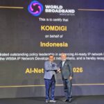 Indonesia juga mendominasi ajang Broadband Development Summit (BDS) APAC 2026 yang digelar di Bangkok, Thailand, pada 14 Juli 2026 lalu, dengan meraih total lima penghargaan dan sertifikasi pada kategori negara maupun operator telekomunikasi. Direktur Strategi dan Kebijakan Infrastruktur Digital Kementerian Komdigi, Denny Setiawan, menerima langsung penghargaan tersebut mewakili Indonesia. Foto: Dok Kemkomdigi