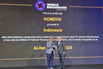Indonesia juga mendominasi ajang Broadband Development Summit (BDS) APAC 2026 yang digelar di Bangkok, Thailand, pada 14 Juli 2026 lalu, dengan meraih total lima penghargaan dan sertifikasi pada kategori negara maupun operator telekomunikasi. Direktur Strategi dan Kebijakan Infrastruktur Digital Kementerian Komdigi, Denny Setiawan, menerima langsung penghargaan tersebut mewakili Indonesia. Foto: Dok Kemkomdigi