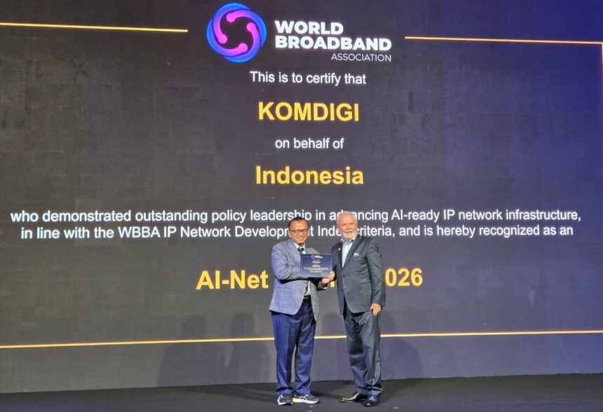 Indonesia juga mendominasi ajang Broadband Development Summit (BDS) APAC 2026 yang digelar di Bangkok, Thailand, pada 14 Juli 2026 lalu, dengan meraih total lima penghargaan dan sertifikasi pada kategori negara maupun operator telekomunikasi. Direktur Strategi dan Kebijakan Infrastruktur Digital Kementerian Komdigi, Denny Setiawan, menerima langsung penghargaan tersebut mewakili Indonesia. Foto: Dok Kemkomdigi