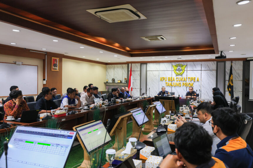 Bea Cukai Tanjung Priok terus memperkuat upaya percepatan arus logistik nasional melalui dua langkah strategis, yaitu percepatan penyelesaian barang longstay dan implementasi mandatory TPS Online. (Istimewa/dok. Bea Cukai Tanjung Priok)