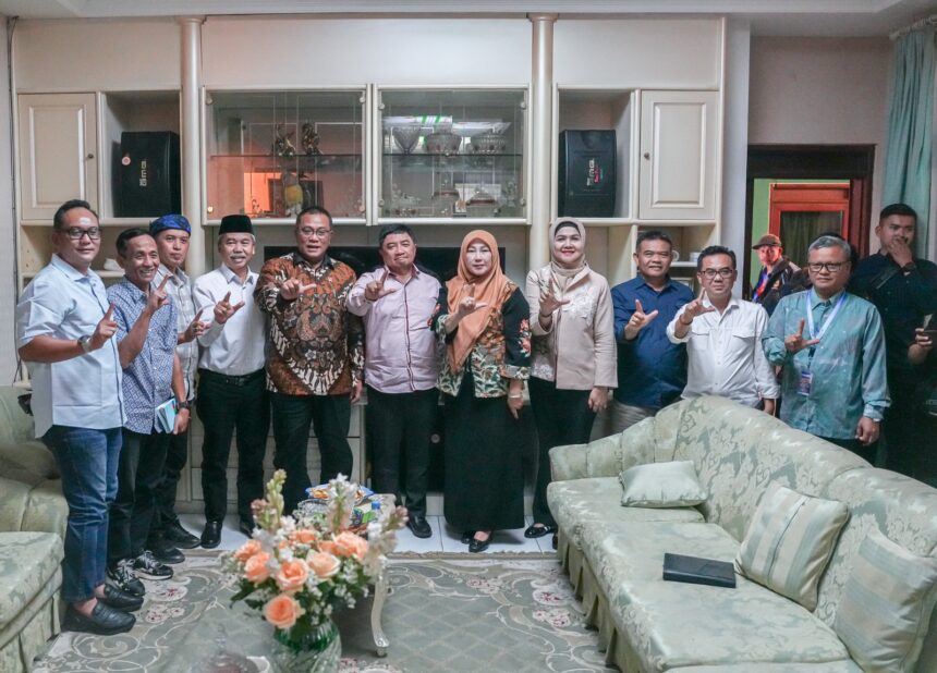 Menteri Jumhur saat bertemu dengan sejumlah kepala daerah Jawa Barat. Foto: Dok humas