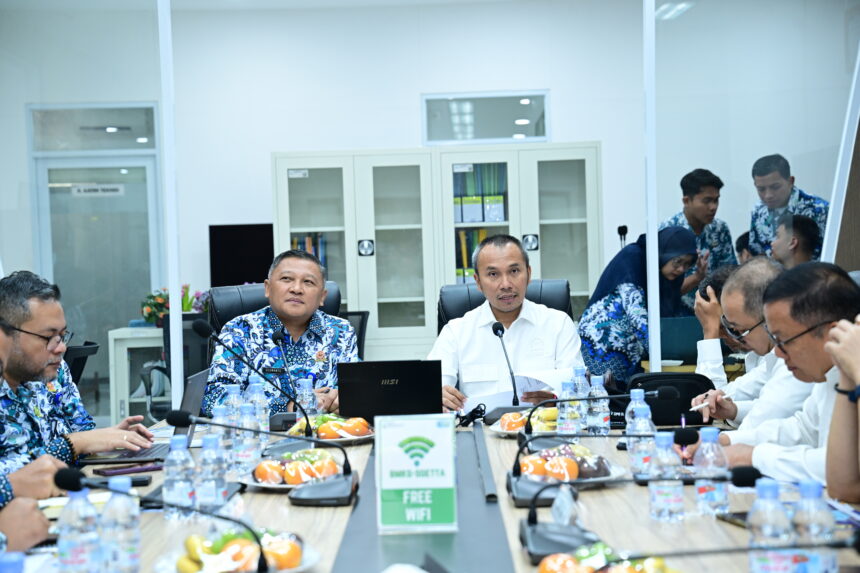 Ketua Tim Kunjungan Kerja Spesifik Komisi V DPR RI Edi Purwanto Kanan saat memimpin Kunjungan Ker20260711172711