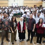 Para Pembicara Perwakilan Garena Komdigi RI dan Sekolah berfoto bersama para peserta di SMA Marsudirini Bekasi