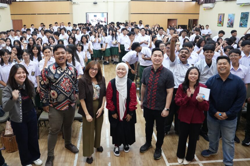 Para Pembicara Perwakilan Garena Komdigi RI dan Sekolah berfoto bersama para peserta di SMA Marsudirini Bekasi