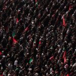 Lautan pelayat di Masjid Agung Mosalla Imam Khomeini di Teheran, Iran, yang berkumpul untuk memberikan penghormatan terakhir dan mengikuti salat jenazah Pemimpin Tertinggi Iran, Ayatollah Ali Khamenei. Foto: Asr Iran