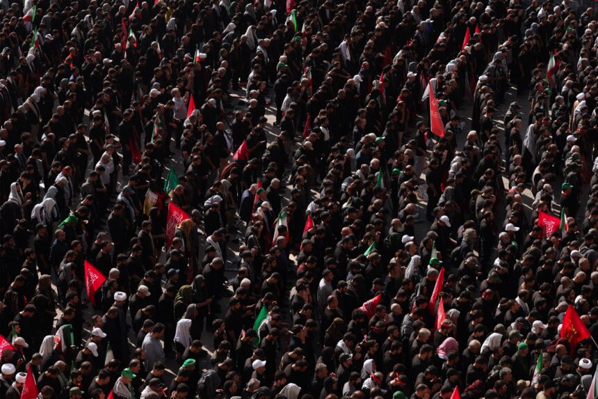 Lautan pelayat di Masjid Agung Mosalla Imam Khomeini di Teheran, Iran, yang berkumpul untuk memberikan penghormatan terakhir dan mengikuti salat jenazah Pemimpin Tertinggi Iran, Ayatollah Ali Khamenei. Foto: Asr Iran