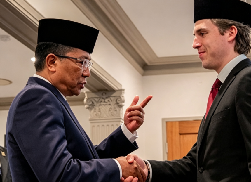 Menteri Hukum Supratman Andi Agtas bersama Luke Anthony Vickery. Foto: INstagram @supratman08
