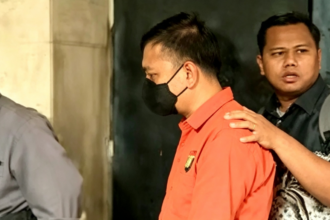 Don Ritto berbaju tahanan dilimpahkan ke Kejaksaan Agung, Jumat (17/7/2026). Foto: ipol.id