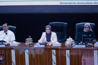 Menkomdigi Meutya Hafid menyampaikan paparan dalam Rapat Koordinasi dan Monitoring Pelaksanaan Perluasan Piloting Digitalisasi Bansos di 43 Kabupaten/Kota di Kantor Kementerian Dalam Negeri, Jakarta Pusat, Selasa (30/06/2026). Foto: Anhar/Komdigi