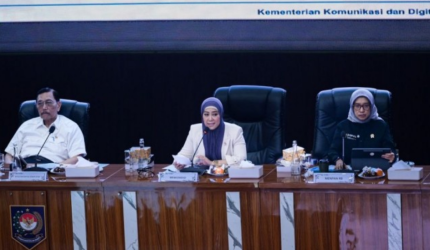 Menkomdigi Meutya Hafid menyampaikan paparan dalam Rapat Koordinasi dan Monitoring Pelaksanaan Perluasan Piloting Digitalisasi Bansos di 43 Kabupaten/Kota di Kantor Kementerian Dalam Negeri, Jakarta Pusat, Selasa (30/06/2026). Foto: Anhar/Komdigi