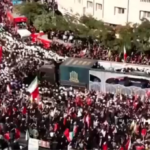 Lautan pelayat memadati Mashhad untuk menghadiri upacara pemakaman terakhir Pemimpin Tertinggi Iran, Ali Khamenei. Foto: Tangkapan video X