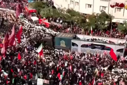 Lautan pelayat memadati Mashhad untuk menghadiri upacara pemakaman terakhir Pemimpin Tertinggi Iran, Ali Khamenei. Foto: Tangkapan video X