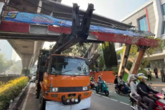Truk Tabrak JPO Tendean