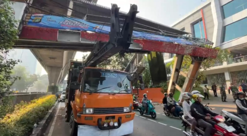 Truk Tabrak JPO Tendean