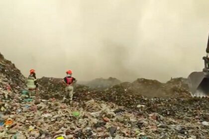 Upaya pemadaman kebakaran di TPA Jatiwaringin. Foto dok. BPBD Kab Tangerang