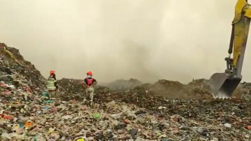 Upaya pemadaman kebakaran di TPA Jatiwaringin. Foto dok. BPBD Kab Tangerang