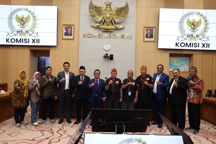 Wakil Ketua Komisi XII DPR RI Sugeng Suparwoto menerima audiensi di Ruang Rapat Komisi XII Gedung N20260707202415