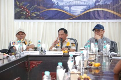 Mendagri Muhammad Tito Karnavian gelar Rakor Percepatan Rehabilitasi dan Rekonstruksi Pemulihan Pascabencana Hidrometeorologi yang berlangsung di Aula Pendopo Bupati Bener Meriah, Aceh, Selasa (7/7/2026). Foto: Kemendagri