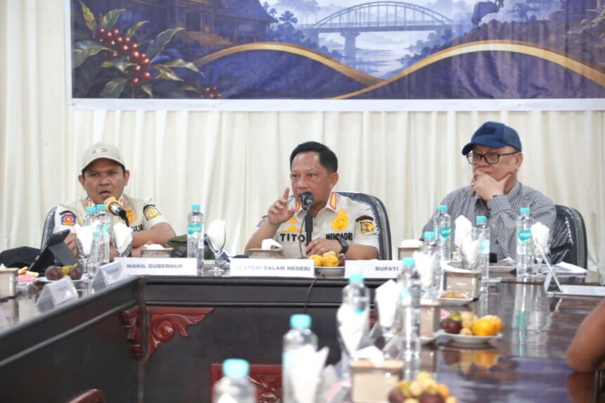 Mendagri Muhammad Tito Karnavian gelar Rakor Percepatan Rehabilitasi dan Rekonstruksi Pemulihan Pascabencana Hidrometeorologi yang berlangsung di Aula Pendopo Bupati Bener Meriah, Aceh, Selasa (7/7/2026). Foto: Kemendagri