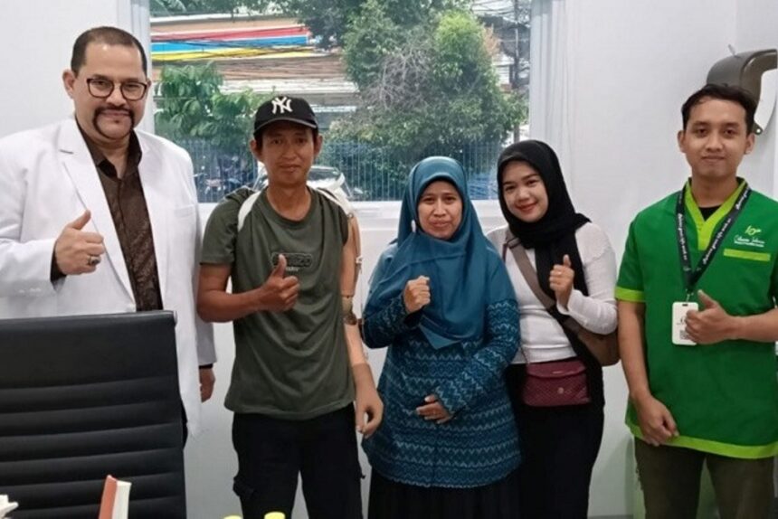BPJS Ketenagakerjaan terus memperkuat perlindungan bagi pekerja melalui Program Jaminan Kecelakaan Kerja (JKK) dan Return to Work (RTW). Salah satu penerima manfaatnya adalah Ibrahim, petugas PPSU Kelurahan Pejaten Timur yang kembali bekerja usai mengalami amputasi tangan akibat kecelakaan kerja pada Agustus 2025.