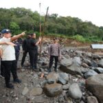 Mendagri sekaligus Ketua Satuan Tugas (Kasatgas) Percepatan Rehabilitasi dan Rekonstruksi (PRR) Pascabencana Sumatera Muhammad Tito Karnavian meninjau kondisi Jalan Werlah di Bener Meriah, Aceh, Selasa (7/7/2026). Foto: Kemendagri