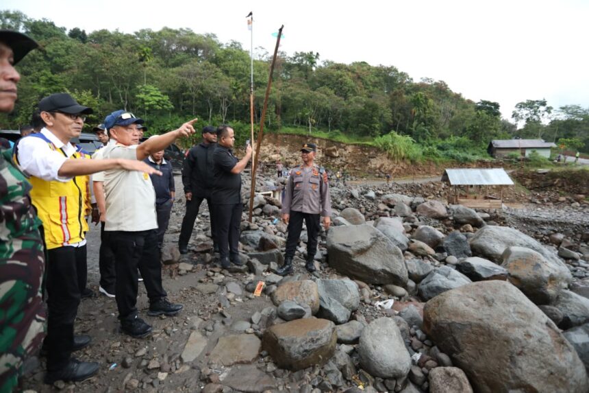 Mendagri sekaligus Ketua Satuan Tugas (Kasatgas) Percepatan Rehabilitasi dan Rekonstruksi (PRR) Pascabencana Sumatera Muhammad Tito Karnavian meninjau kondisi Jalan Werlah di Bener Meriah, Aceh, Selasa (7/7/2026). Foto: Kemendagri